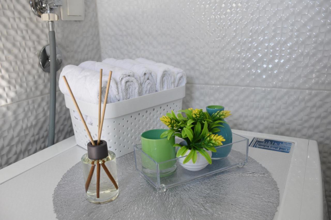 The White موستار